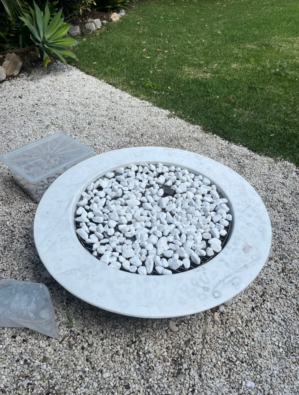 Finished outdoor gas fire pit with white pebble media